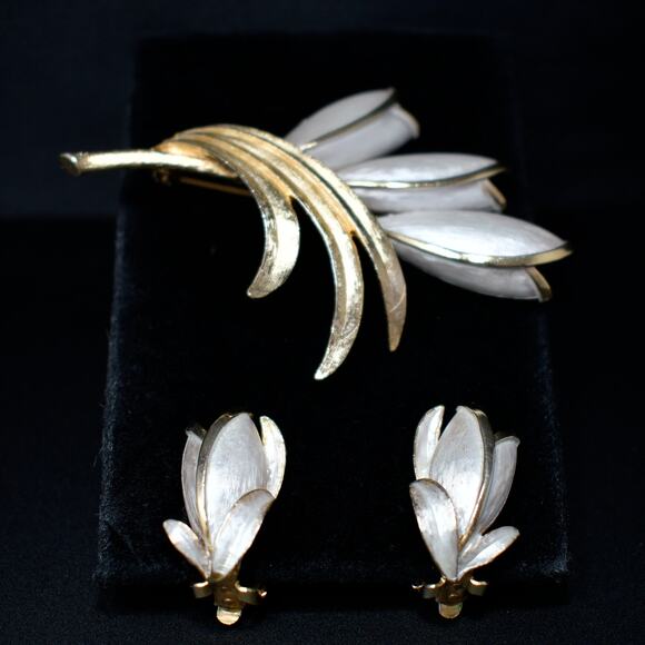 1950s White Enamel Tulip Brooch Earrings Set Gold Tone Floral Vintage Jewelry - Picture 2 of 10